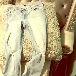 Distressed Legging Skimmer Jeans